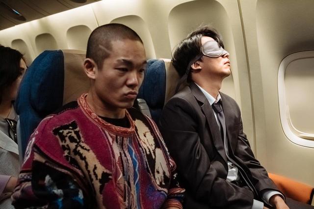 画像: ① アイマスクの男に振り回される坊主の男 © 2020 OAL & Sanai Pictures Co., Ltd. All rights reserved