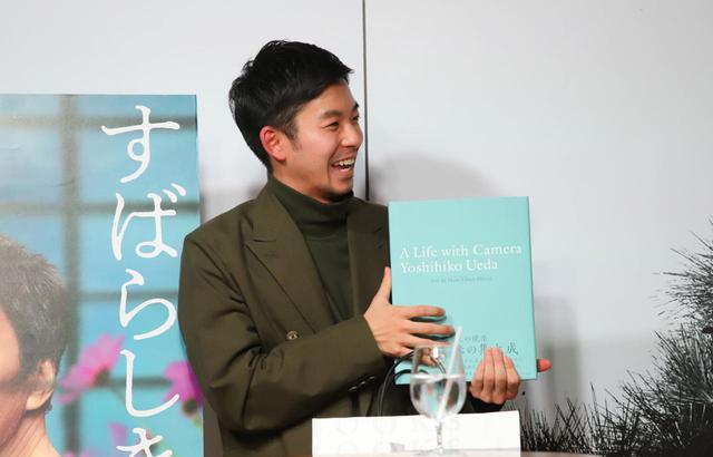 画像: 写真集を手に嬉しそうな表情の仲野太賀さん