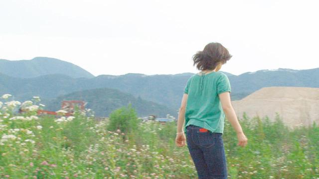 画像: 波のした、土のうえ