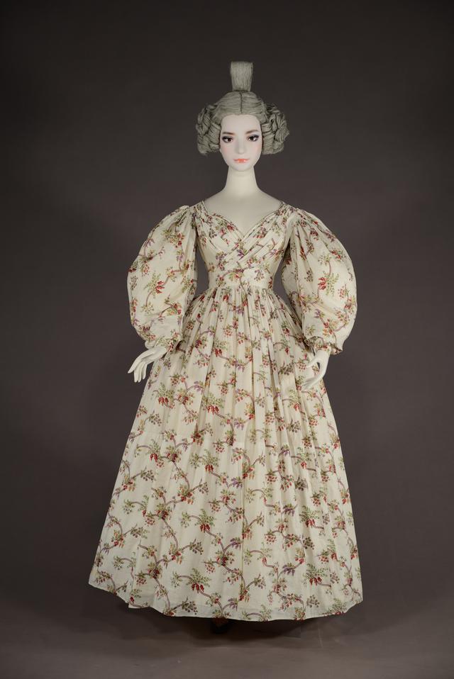 画像: 《アフタヌーン・ドレス》1830 年頃 イギリス コットン、プリント 神戸ファッション美術館蔵