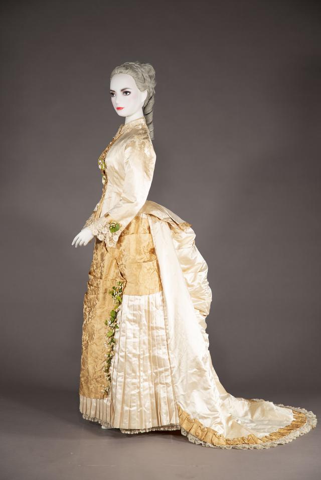画像: 《ウェディング・ドレス》 1873-75 年頃 イギリス シルクサテン、シルクブロケード 神戸ファッション美術館蔵