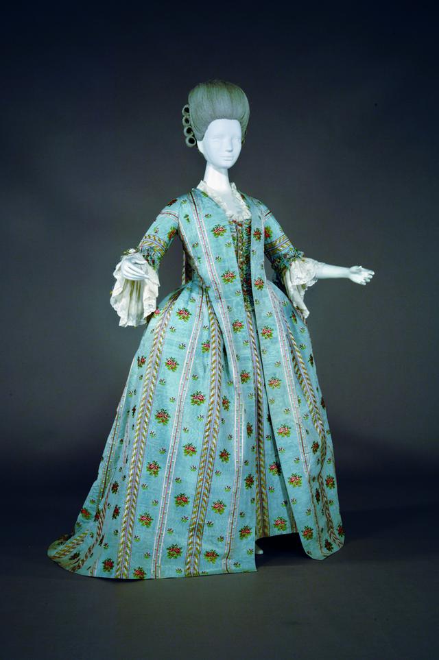 画像: 《ローブ・ア・ラ・フランセーズ》1775 年頃 フランス シルクブロケード 神戸ファッション美術館蔵