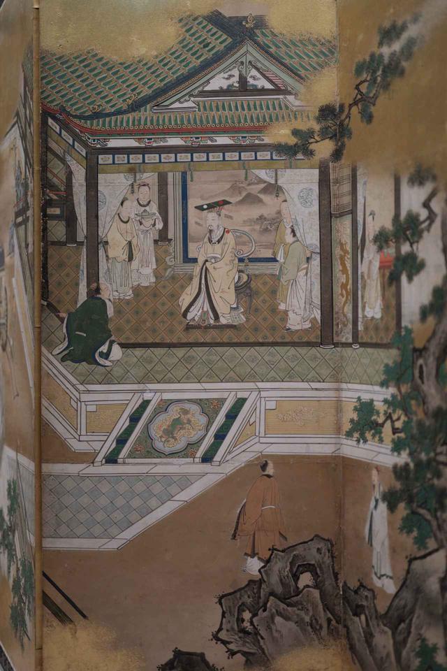 画像: 狩野探幽 「両帝図屏風」江戸時代 寛文元(1661)年 右隻(部分) 中国の伝説では車輪を発明したとされる名君・黄帝の謁見。玉座の背後に水墨の山水画が描かれている。手前の庭園に配置された狩野派独特の岩のあえて平面的な表現やゴツゴツ感とは、対照的な描き方