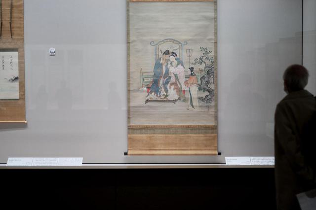 画像: 狩野益信 「玄宗皇帝並笛図」江戸時代17世紀 根津美術館蔵 唐の玄宗皇帝と楊貴妃の愛の光景を描く。玄宗・楊貴妃の伝説は白居易の漢詩「長恨歌」などで日本でも人気があり、平安時代には貴族階級、のちには高級武士、江戸時代になると一般庶民にとっても基礎教養になった。 益信は探幽の息子で駿河台狩野家の創始者。平面的な描き方で、どこを余白として残すかの探幽の「余白の美」よりは、ただ画面中央に主題を描いたので残りは空白、というように見える。