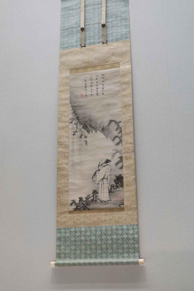 画像: 式部輝忠「観瀑図」室町時代 16世紀 小林中氏寄贈 重要美術品 根津美術館蔵 観瀑図は唐代の詩人・李白の漢詩に基づく場合が多く、この絵も服装は中国風。近景から中景を挟んで遠景を見上げる遠近の表現は、宋代の文人画で確立した表現で、「漢画」として日本でも積極的に受け入れられた