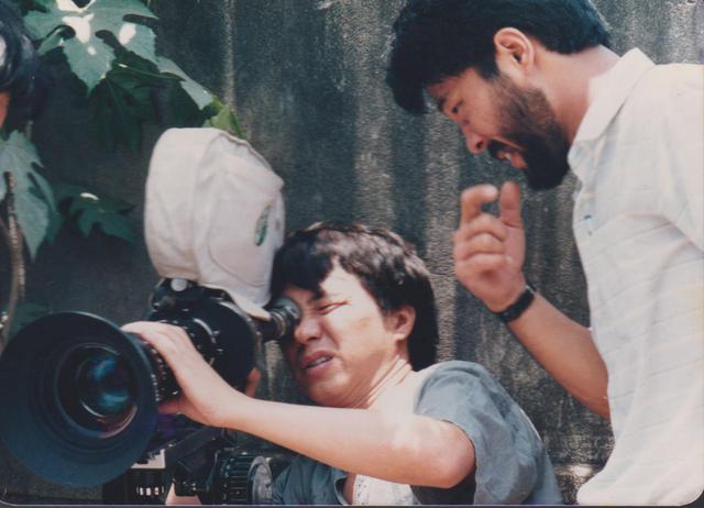 画像: 1985年「童年往事」撮影時カメラを覗く侯孝賢 写真提供:朱天文