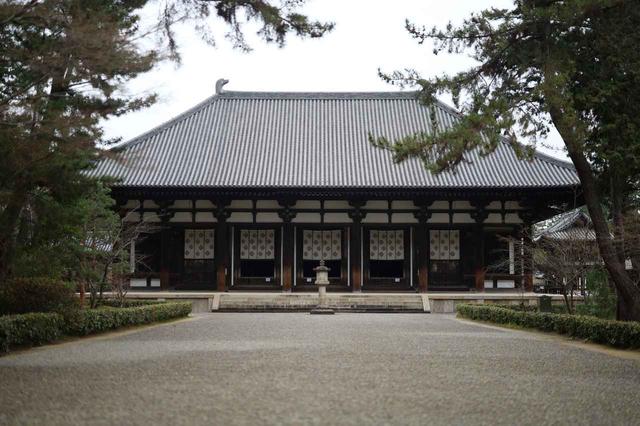 画像: 世界文化遺産・唐招提寺 金堂 奈良時代・天平宝宇3(759)年 国宝 鑑真は東大寺で精力的に授戒を行い多くの僧侶を輩出したあと、朝廷よりこの土地を賜り自らの寺を建立して晩年を過ごした。奈良時代の金堂がほぼそのまま残るが、屋根は江戸時代・元禄期の修理改宗でより高く、勾配を急峻に改造されている。なお三体の本尊の中央、盧舎那仏坐像も和上像と同じく脱活乾漆像で、千手観音と薬師如来の立像は木芯乾漆(この三体の他、木像の四天王、梵天、帝釈天もすべて国宝)。