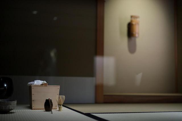 画像: 手前に耳付茶入 銘「大江」 江戸時代17世紀、奥に小堀遠州作の一重切竹花入 銘「藤浪」江戸時代17世紀 共に根津美術館蔵