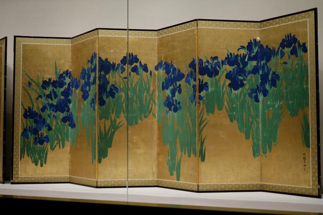 画像: 尾形光琳 燕子花図屏風 江戸時代18世紀 根津美術館蔵 国宝 右隻 金地に濃淡や明暗があるように写っているのは光の反射によるもので、角度や距離で見え方が変わる