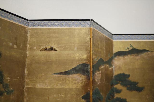 画像: 松槙図屏風 室町時代16世紀 個人蔵 金属板を貼って立体的に表現されて金箔が貼られた太陽