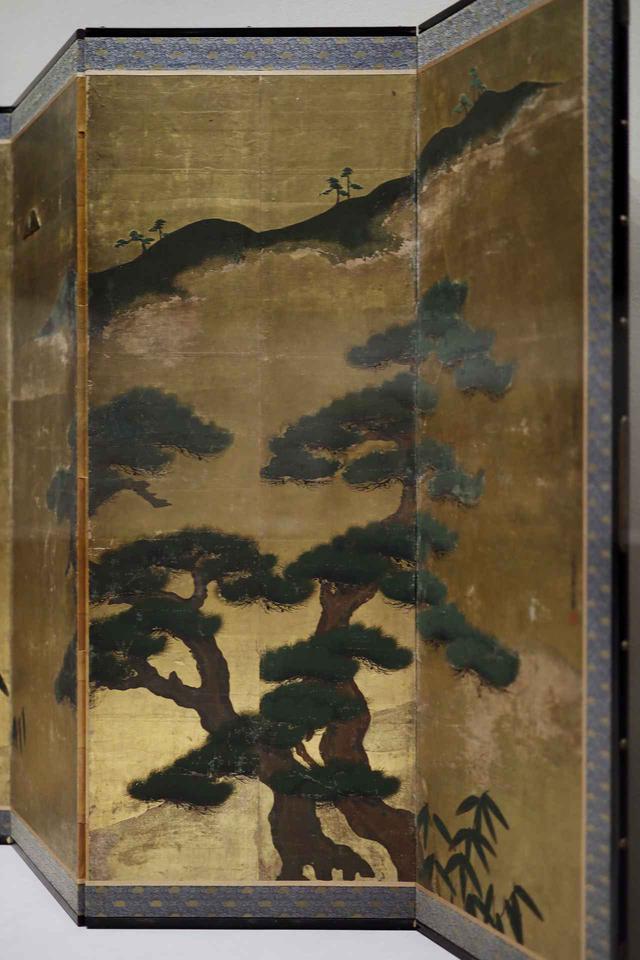 画像: 松槙図屏風 室町時代16世紀 個人蔵 冬にも枯れず四季を通じて青々とした松は、日本では定番の吉祥モチーフ