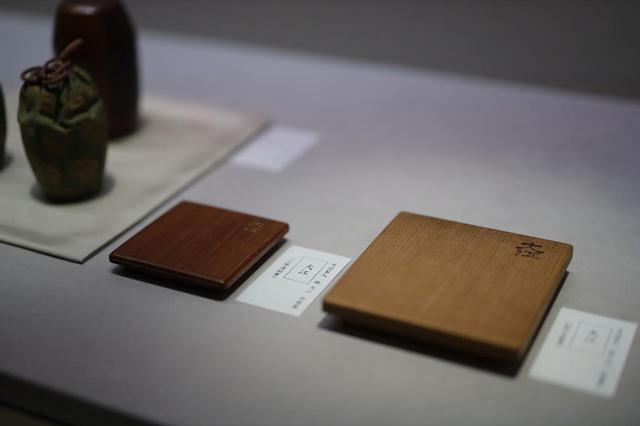 画像: 茶入の「大江」を納める箱の蓋。右の外箱の蓋の「大江」の文字は松平不昧筆、左の内箱の蓋の金字の「大江」は小堀遠州筆 根津美術館蔵