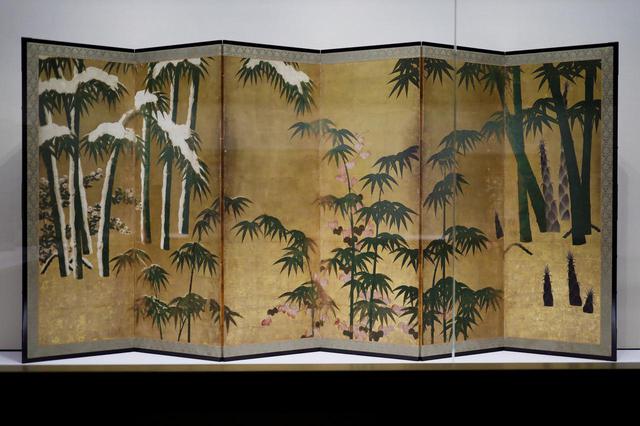 画像: 四季竹図屏風 室町時代16世紀 個人蔵 右から左に、春夏秋冬の異なった時間と、それぞれの季節の竹の成長段階が描かれている。成長が早い竹は生命力を象徴する吉祥の画題