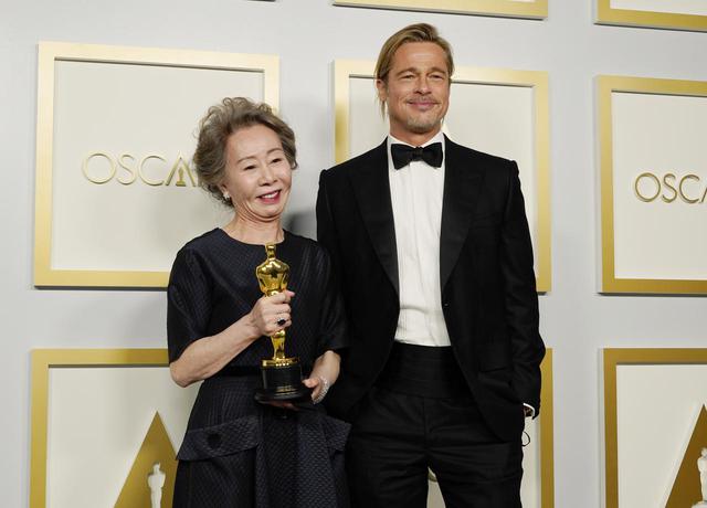 画像: プレゼンターのブラッド・ピットと並ぶユン・ヨジョン Getty Images