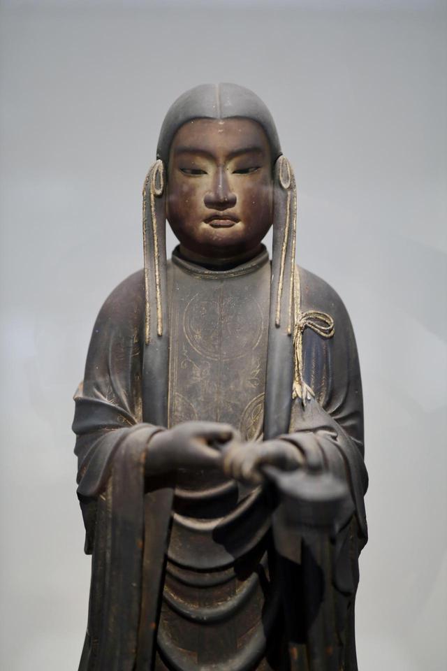 画像: 聖徳太子立像(十六歳像・孝養太子)鎌倉時代 13世紀 奈良・成福寺 重要文化財 父・用明天皇が疱瘡で死の床にあったとき、太子が父を見舞い、仏に柄香炉を奉じて父の快癒を祈った姿