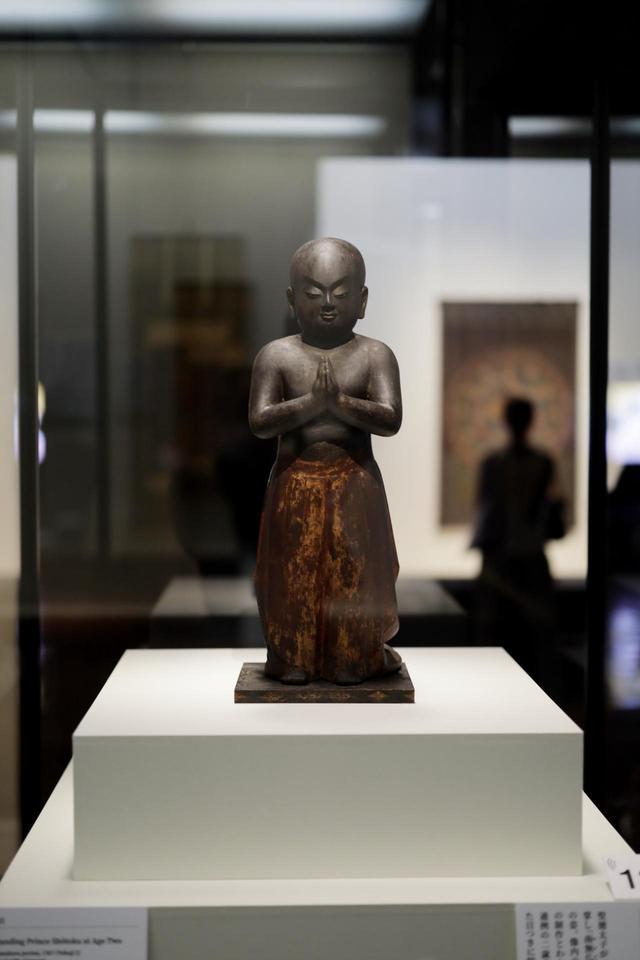 画像: 聖徳太子坐立像(二歳像・南無仏太子)鎌倉時代 徳治2(1307)年 奈良・法隆寺 二歳の時に東を向いて合唱し「南無仏」と唱えたという太子の姿