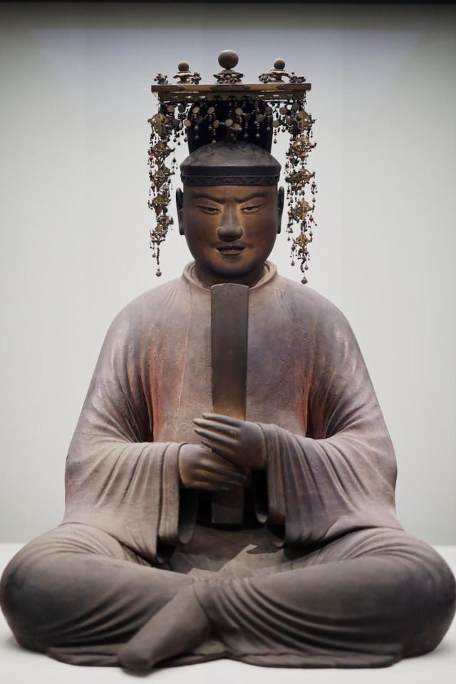 画像: 聖徳太子坐像 平安時代 保安2(1121)年 奈良・法隆寺(聖霊院安置・秘仏) 国宝 法隆寺で聖徳太子を祀るために、西院伽藍の東側にある僧坊・東室の南端を改造して作られた「聖霊院」の本尊。秘仏で年に一度、太子の命日である旧暦2月22日の「お会式」の時のみ開帳され(ほぼ毎年新暦3月22日〜24日)、こうして博物館で公開されるのは大変に珍しい。「摂政像」の成人した衣冠束帯姿だが、頭には中国の皇帝がかぶり、日本でも聖武天皇以降は即位式などで天皇が着用した「冕冠」を頂く。太子はむろん天皇になっていないが、しばしば「法皇」「法王」と呼ばれる。