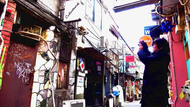 画像: 新宿歌舞伎町でスナップする森山 ©︎『過去はいつも新しく、未来はつねに懐かしい』フィルムパートナーズ