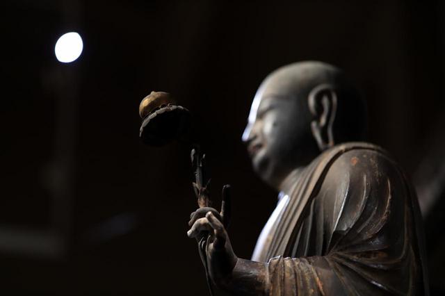 画像: 国宝 地蔵菩薩立像(部分・左腕と宝珠) 平安時代・9世紀 奈良・法隆寺蔵