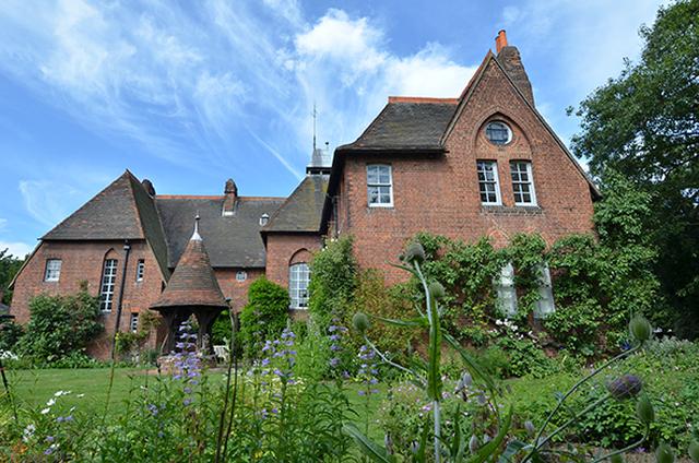 画像: 織作峰子(撮影) 《赤煉瓦の館》 Photo ⓒMineko Orisaku, ⓒBrain Trust Inc. Thanks to the National Trust Red House, Bexley, London タイプCプリント 55.5×84.1cm