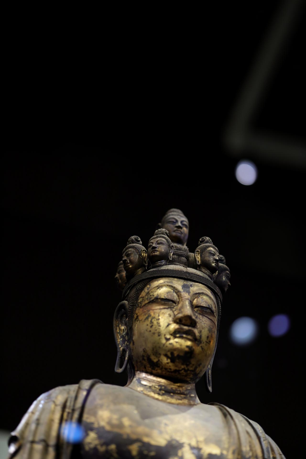 画像: 国宝 十一面観音菩薩立像 (部分) 奈良時代・8世紀 奈良・聖林寺蔵 前から見ると頭上面は正面の菩薩面だけが欠損