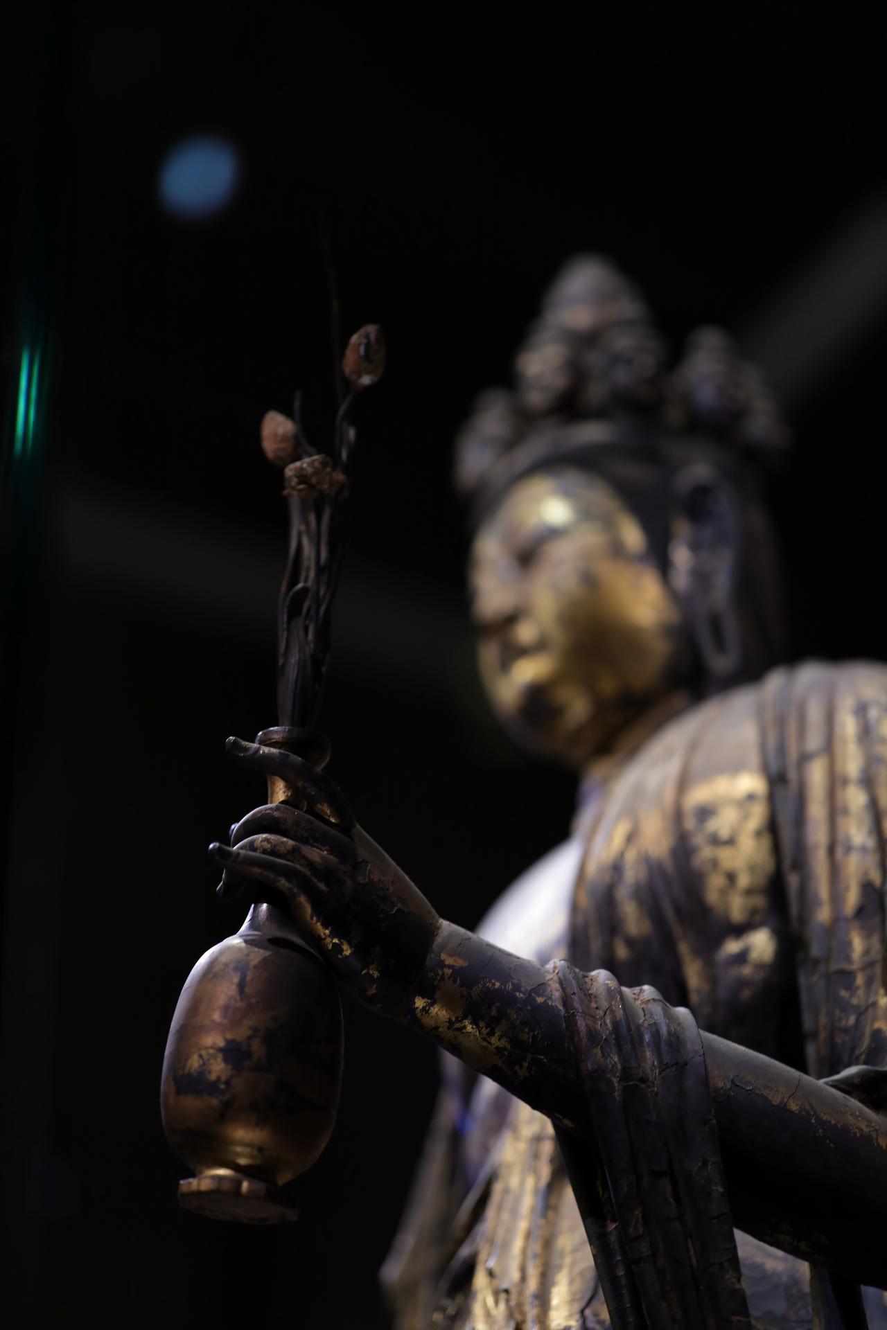 画像: 国宝 十一面観音菩薩立像 (部分) 奈良時代・8世紀 奈良・聖林寺蔵 指は針金を芯に漆にして指の曲げ具合を作り、ペーストを盛り上げて成形されている