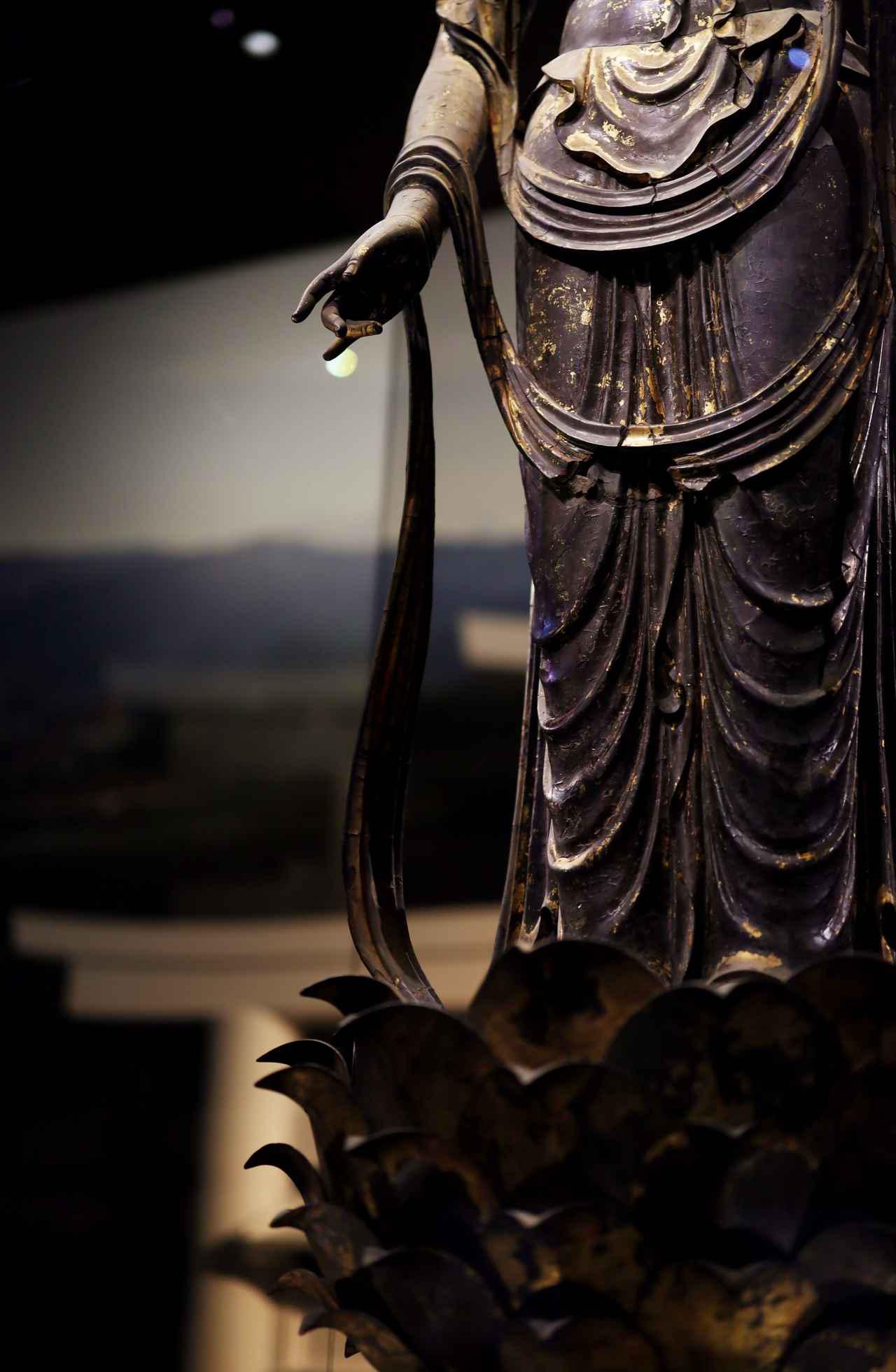 画像: 国宝 十一面観音菩薩立像 (部分) 奈良時代・8世紀 奈良・聖林寺蔵 腕にかけられた天衣が先端までほぼ完全に残る