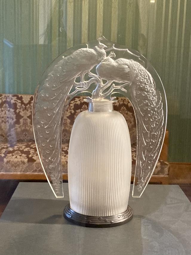 画像: 常夜灯《二羽の孔雀》1920年、大村美術館(角館)蔵 ©️シネフィル