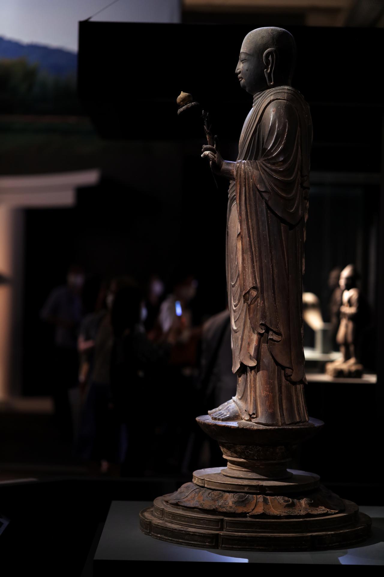 画像: 国宝 地蔵菩薩立像 平安時代・9世紀 奈良・法隆寺蔵 台座の最下部の返り花の部分以外が同じ太さの一本の材木から彫り出されていることが、体の幅と台座の直径からも見て取れる。