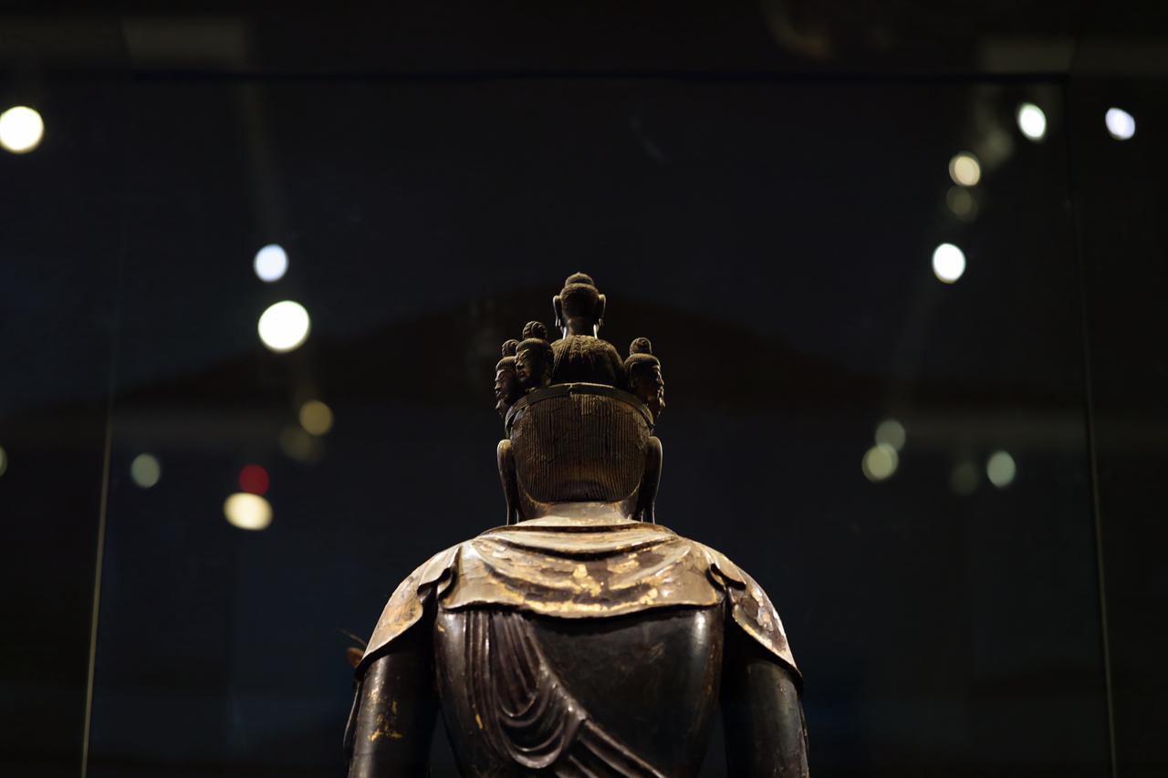 画像: 国宝 十一面観音菩薩立像 (部分・頭部、背面より) 奈良時代・8世紀 奈良・聖林寺蔵 正面以外は真後ろとその右の一面のみ欠損しているだけで、ほとんど無傷のまま残っているのは驚異的