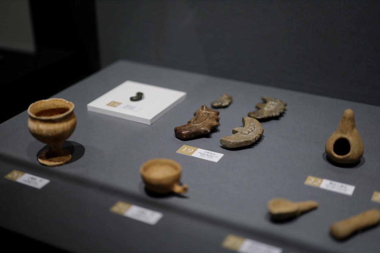 画像: 碧玉勾玉 古墳時代・4〜5世紀 子持勾玉 古墳時代・5〜6世紀 土師器(手前左:坏、右:坩) 古墳時代・5〜6世紀 いずれも奈良・大神神社蔵