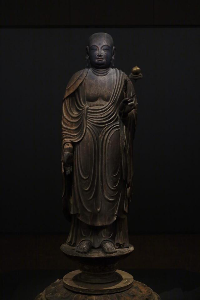 ガラスケースもなく直に見る荘厳な奈良時代の観音像、その超越した美