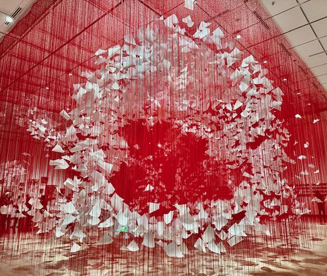 鮮烈なインスタレーション作品で「生きることとは何か」、「存在とは何