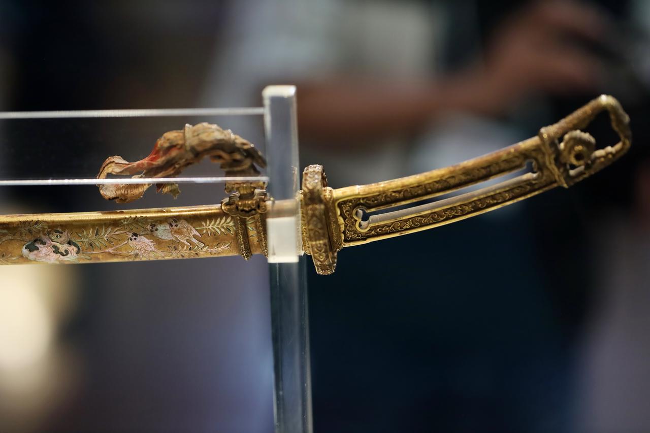 画像: 国宝 金地螺鈿毛抜形太刀　平安時代・12世紀 奈良・春日大社　展示期間：4月19日～5月18日 螺鈿の猫と雀には緻密な毛彫が施されて毛並みや羽毛までもが表現されている。鍔と柄にも金工で徹底して微細な文様が彫り込まれている。