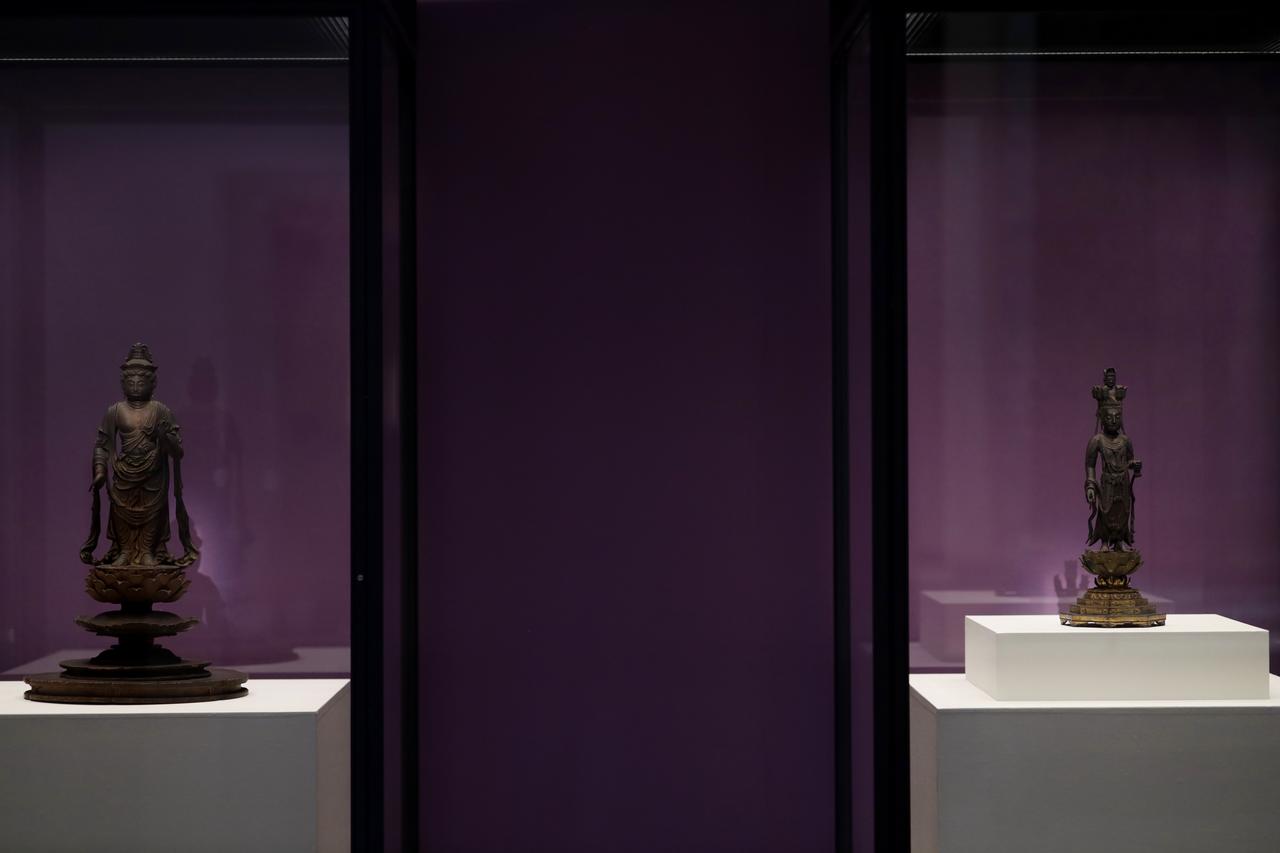 画像: 展示風景、唐から遣唐使が持ち帰ったであろう白檀製の檀像（右）と、模倣して日本でカヤを代用として造られて醍醐寺に伝来する檀像（左）。唐の白檀製の十一面観音菩薩立像（右）は藤原鎌足の長男で遣唐使で僧侶になった定恵が持ち帰ったという説もあり、明治以前にはその定恵が鎌足を祀って創建した多武峰妙楽寺（明治以降は談山神社）にあった。多武峰も正式には寺院だった聖地が明治政府によって神社に変更された一例で、多くの仏像がこの時に流出している。十一面観音菩薩立像は東京国立博物館の所蔵となって無事保護された。