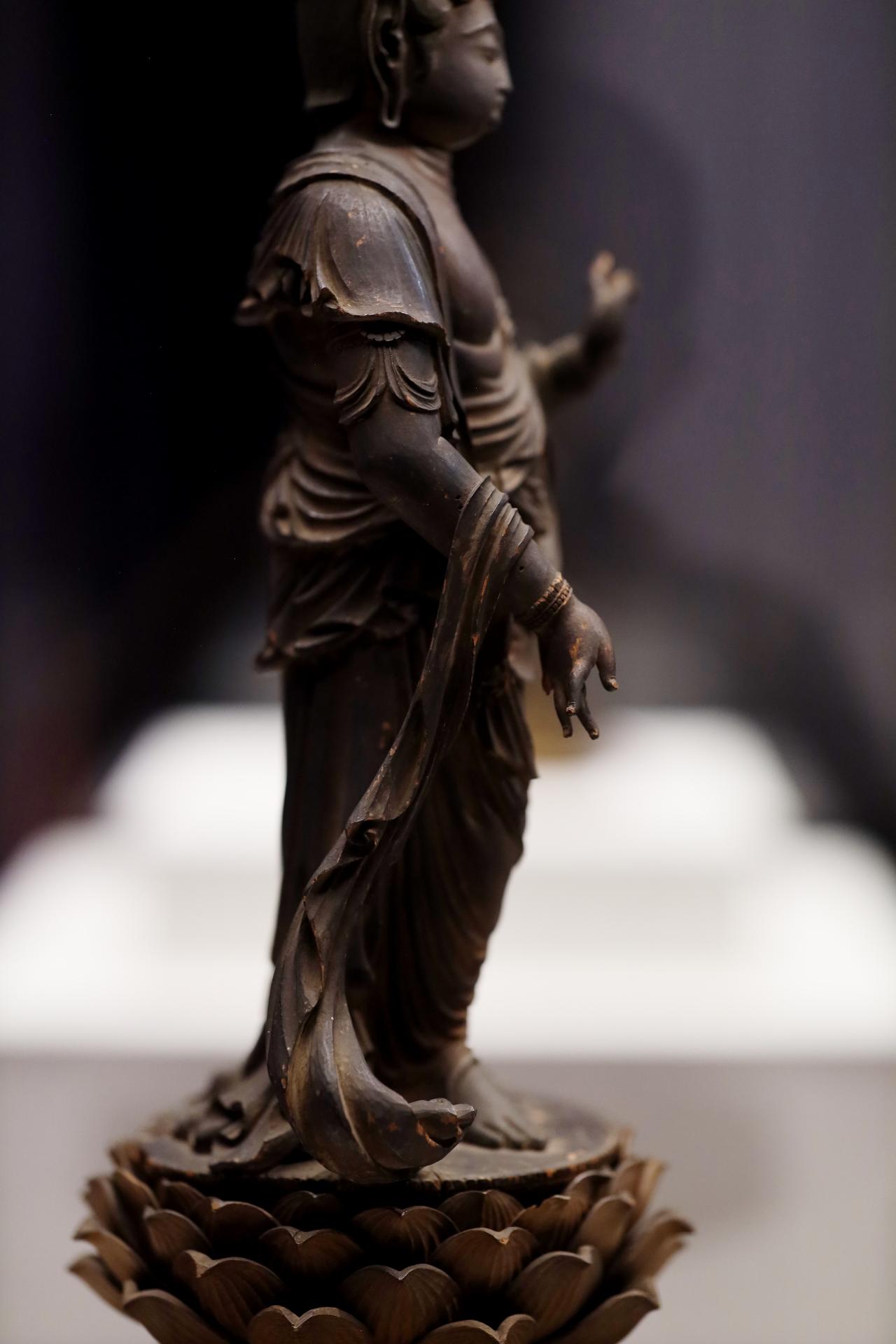 画像: 国宝 虚空蔵菩薩立像 平安時代・9世紀 京都・醍醐寺 腕に掛けた天衣の躍動感、指先がかがやかんばかりに生命感に溢れた手。