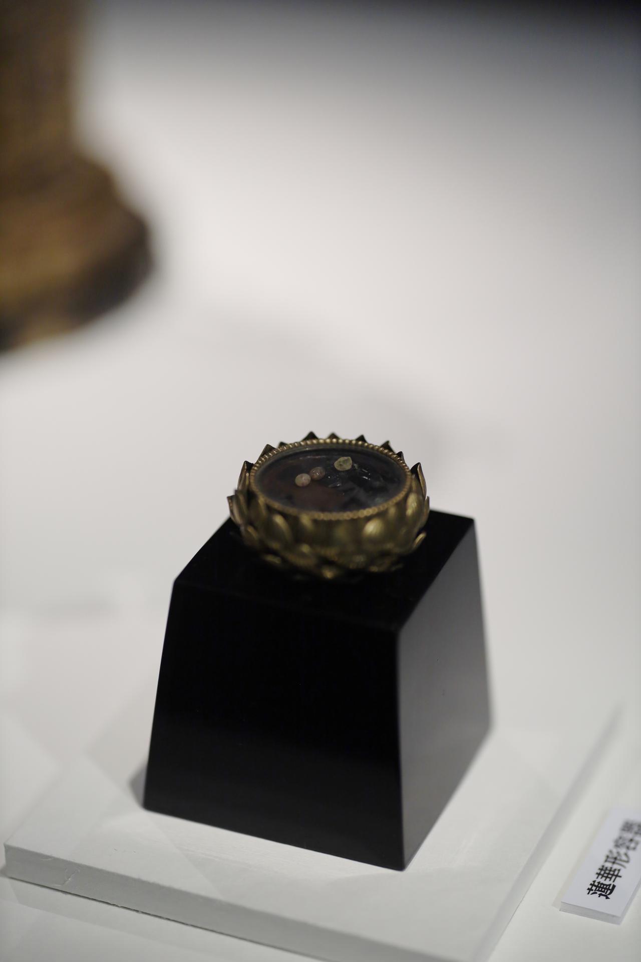 画像: 国宝・金銅透彫舎利容器の内部に収納される蓮台形容器 鎌倉時代・13〜14世紀 奈良・西大寺 水晶板の中に粒状の舎利が見える。水晶やガラスを使って内部の舎利が見えるこうした容器は、鎌倉時代以降増える。