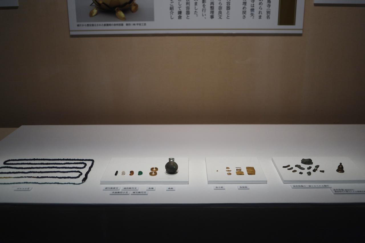 画像: 飛鳥寺塔心礎納置品 飛鳥時代・6世紀、舎利容器は鎌倉時代・建久7年（1196） 奈良文化財研究所飛鳥資料館
