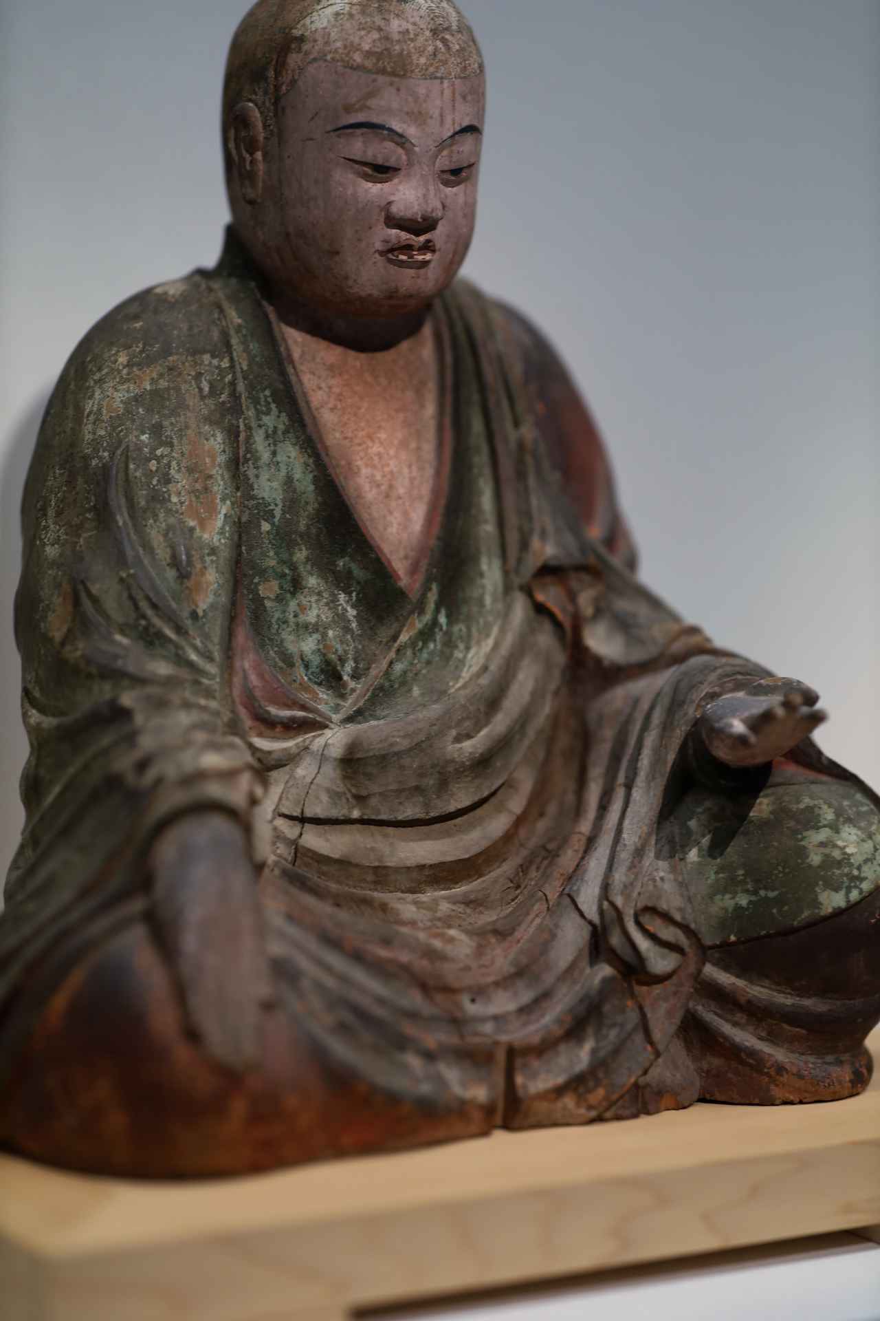 画像: 国宝　八幡三神坐像 僧形八幡神　平安時代・9世紀 奈良・薬師寺 天武・持統天皇の創建で平城遷都で藤原京から奈良・西ノ京に移転した薬師寺の鎮守社・休ヶ岡八幡宮の本尊・三尊像の中尊。小ぶりの像ながら厚みのある重々しく迫力のある体躯、丸みを帯びたひだとシャープなひだを打ち寄せる波のように交互に重ねる翻波式衣紋の彫りが際立つ傑作。