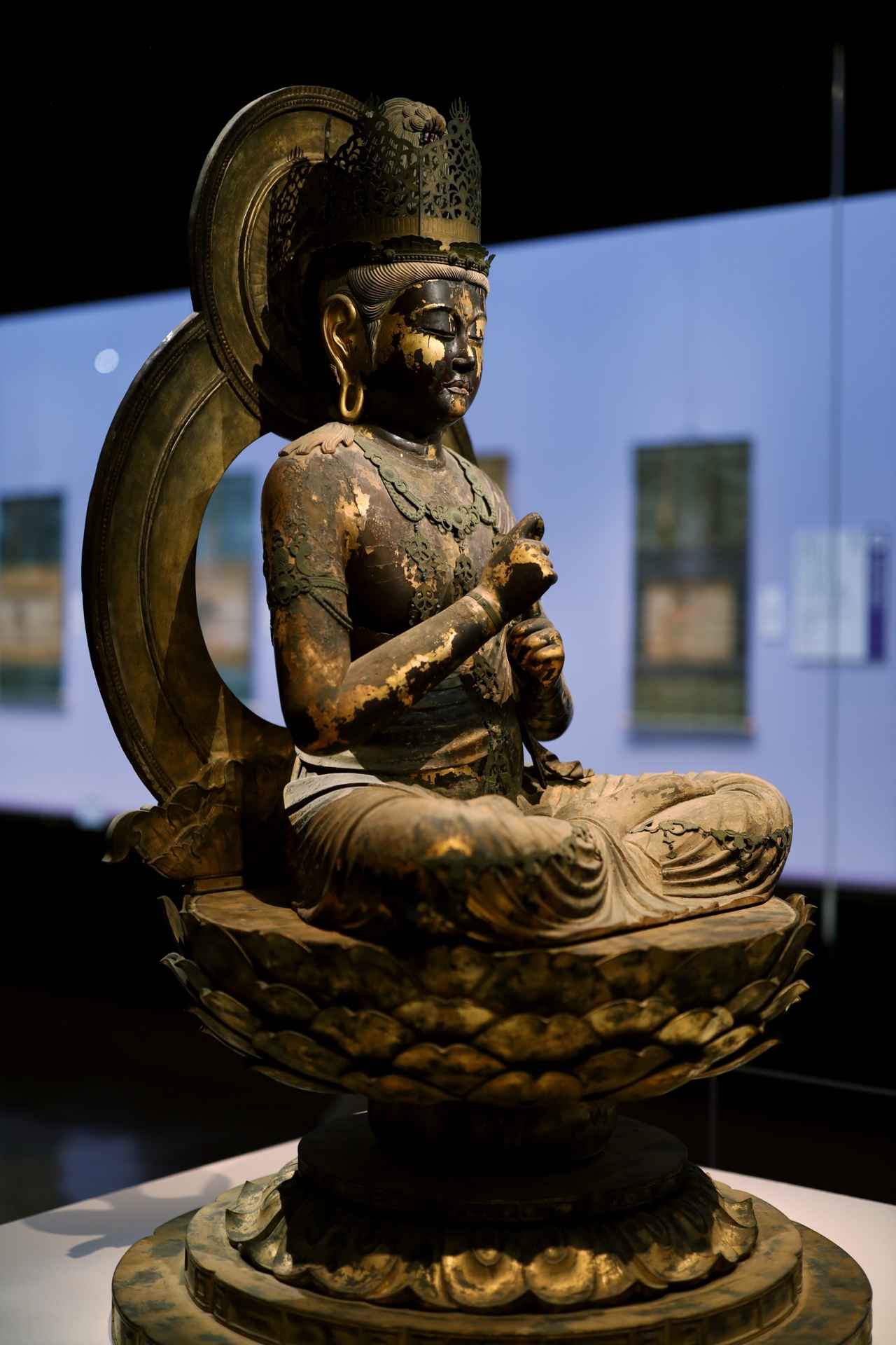 画像: 国宝 大日如来坐像 運慶作　平安時代・安元2年(1176)　奈良・円成寺 顔、とくに右耳を中心に当初の漆箔（漆を塗ってその上から金箔を貼る）の金がよく残っていて、元は全身が金で光り輝く像だった。本来は奈良の郊外・柳生の入り口にあたる円成寺の多宝塔に安置され、現在の円成寺では再建された多宝塔の中に復元レプリカが安置されているので、元の姿を想像するのにはお勧め。