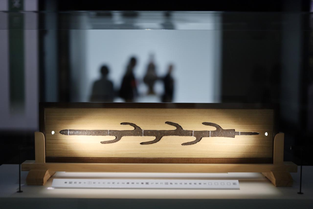 画像: 国宝 七支刀 古墳時代・4世紀 奈良・石上神宮 日本で現存するなかで最古の文字が金象嵌されている点でも歴史的にも重要な作品。本展ではその銘文も全て書き起こし、その現代語訳と詳細な解釈も壁面に展示されている。今回の展示の前に詳細な操作を行った結果、4世紀の鉄器で表面にこそ酸化が見られるものの、内部が全く錆がまったく進行していない奇跡の保存状態が分かった。