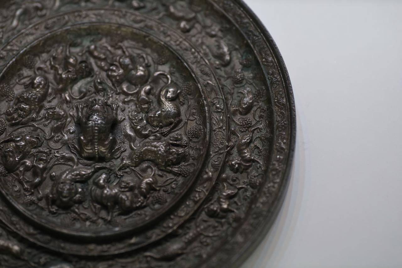 画像: 国宝 海獣葡萄鏡 中国・唐・7世紀 千葉・香取神宮 特別に分厚い鏡を飾る神獣と葡萄紋の驚異的な鋳造技術。なお博物館などでの展示で見られるこうした凝ったデザインが施された面は鏡としては裏面で、この反対側の平坦な金属面を磨き上げて鏡面に仕上げる。