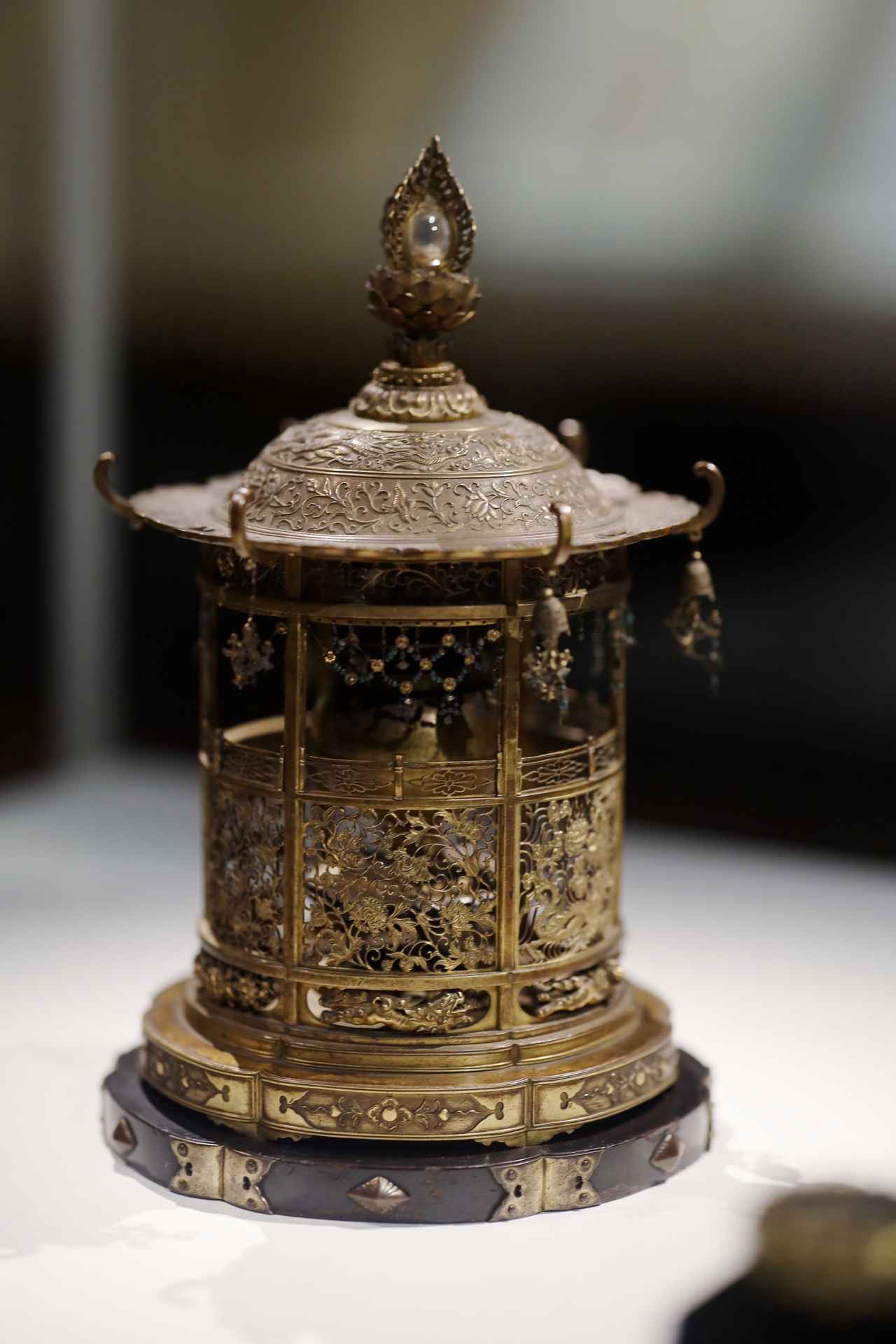 画像: 国宝 金銅透彫舎利容器 鎌倉時代・13〜14世紀 奈良・西大寺 中に見える金の球体が開き、そこに収まる蓮華型の半球の容器に舎利を納める。