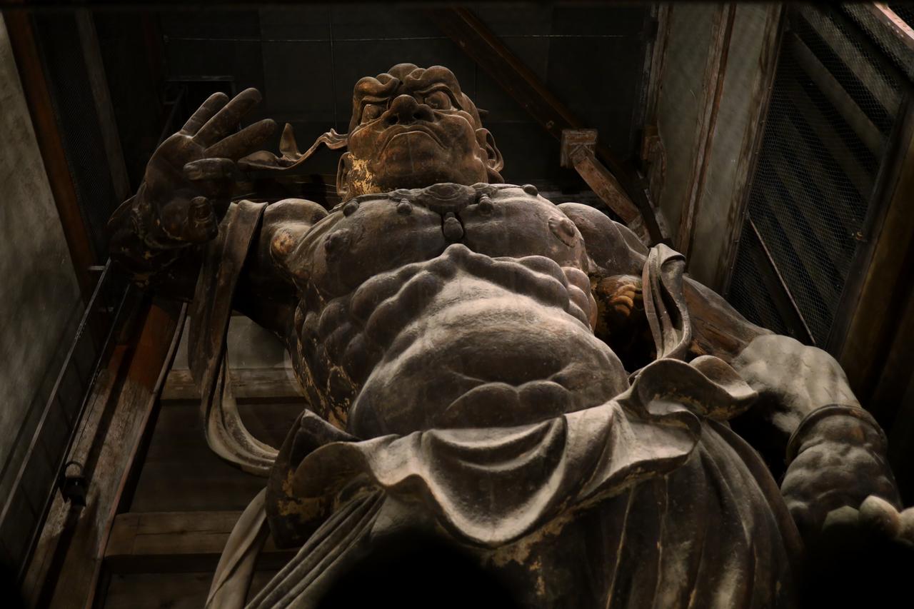 画像: 国宝 金剛力士立像 吽形 鎌倉時代・建仁3年（1203） 運慶・快慶作 奈良・東大寺（南大門） 言うまでもなくこの像は本展には出品されない。胎内に納入されていた宝篋印陀羅尼経が5月20日以降に展示。南大門は博物館から歩いて10分とかからない直近で、博物館の閉館後も午後6時まで照明が入っているので、帰りに寄るのもお勧め。