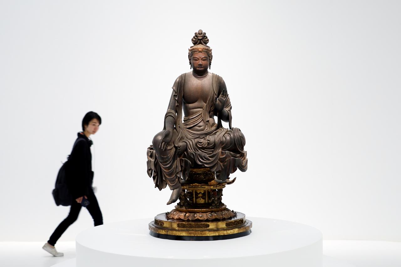 画像: 国宝 菩薩半跏像 平安時代・8世紀 京都・宝菩提院願徳寺 ※このスペースでの展示は4月19日～5月18日