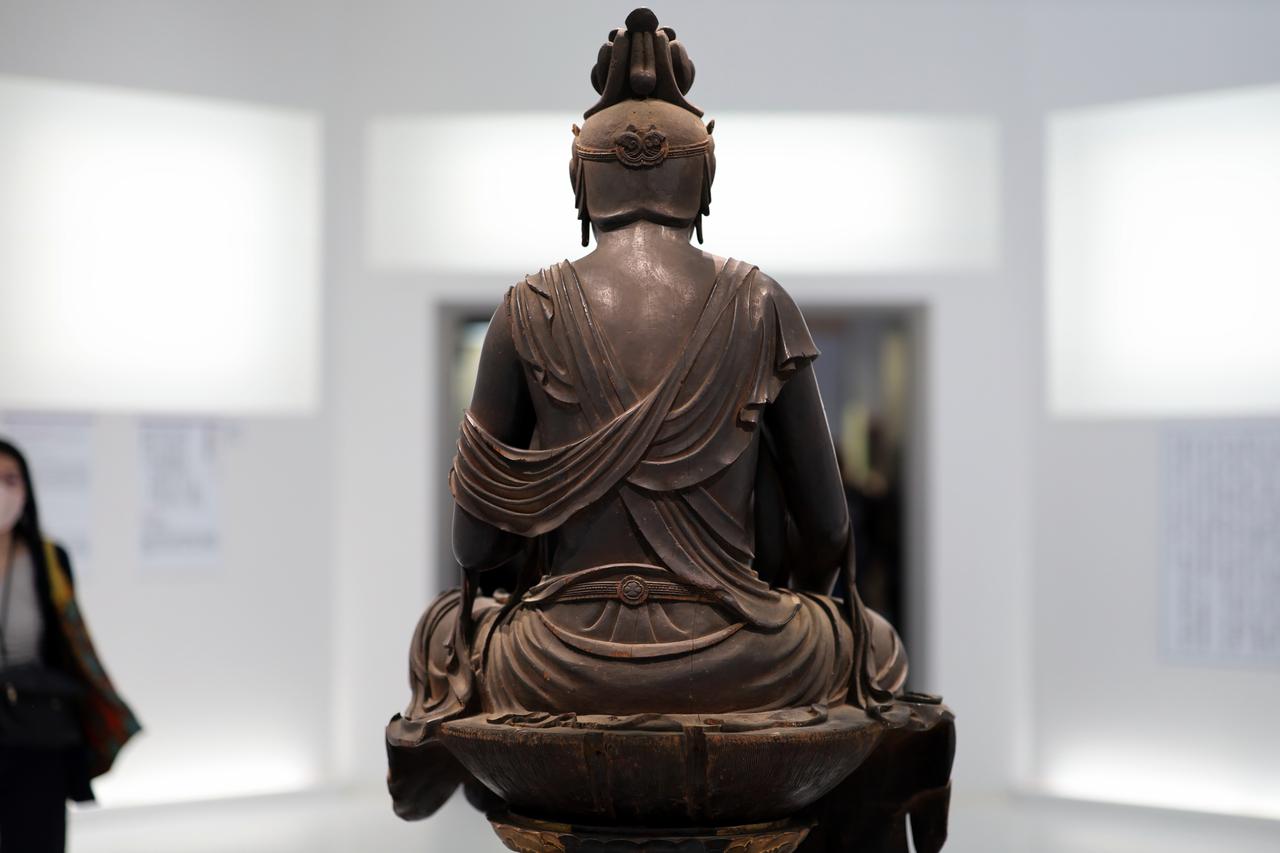 画像: 展示風景・展示の最後を飾る光の空間（国宝 菩薩半跏像 平安時代・8世紀 京都・宝菩提院願徳寺） 写真はすべて撮影: 藤原敏史、会場写真は主催者の特別な許可により展覧会紹介のため記者内覧会で撮影 ※禁転載 Canon EOS RP, RF50mm F1.2L, RF85mm F1.2L, RF35mm F1.8 ©2025, Toshi Fujiwara