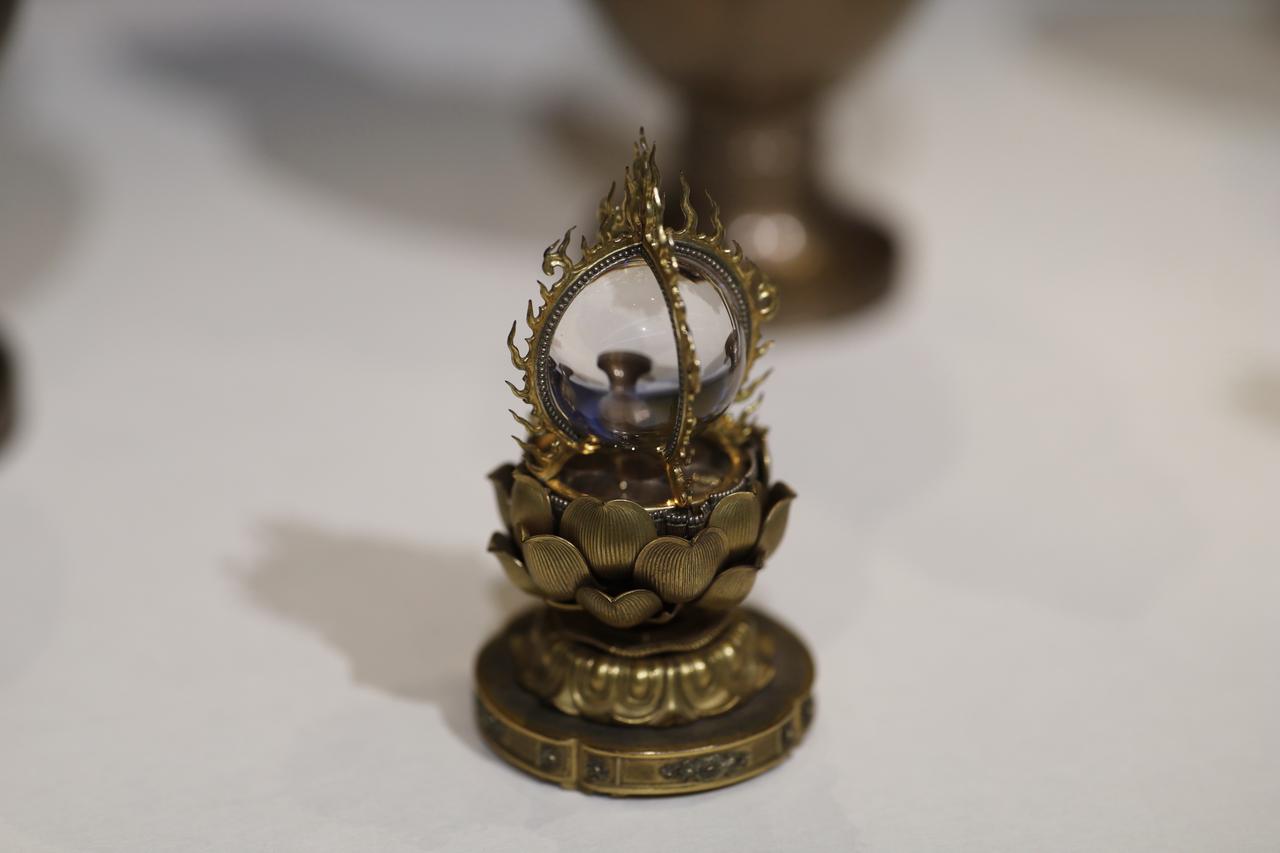 画像: 国宝 鉄宝塔および五瓶舎利容器、蓮台形容器 鎌倉時代・弘安7年（1284）奈良・西大寺 この同型の五つの小さな容器に、舎利が分けられて納められている。