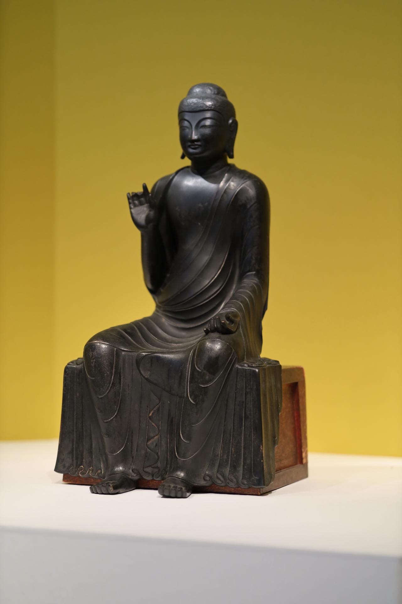 画像: 国宝 釈迦如来倚像 飛鳥時代・7世紀 東京・深大寺 刺繡釈迦如来説法図の釈迦と同様に、椅子に腰掛けた倚像の姿