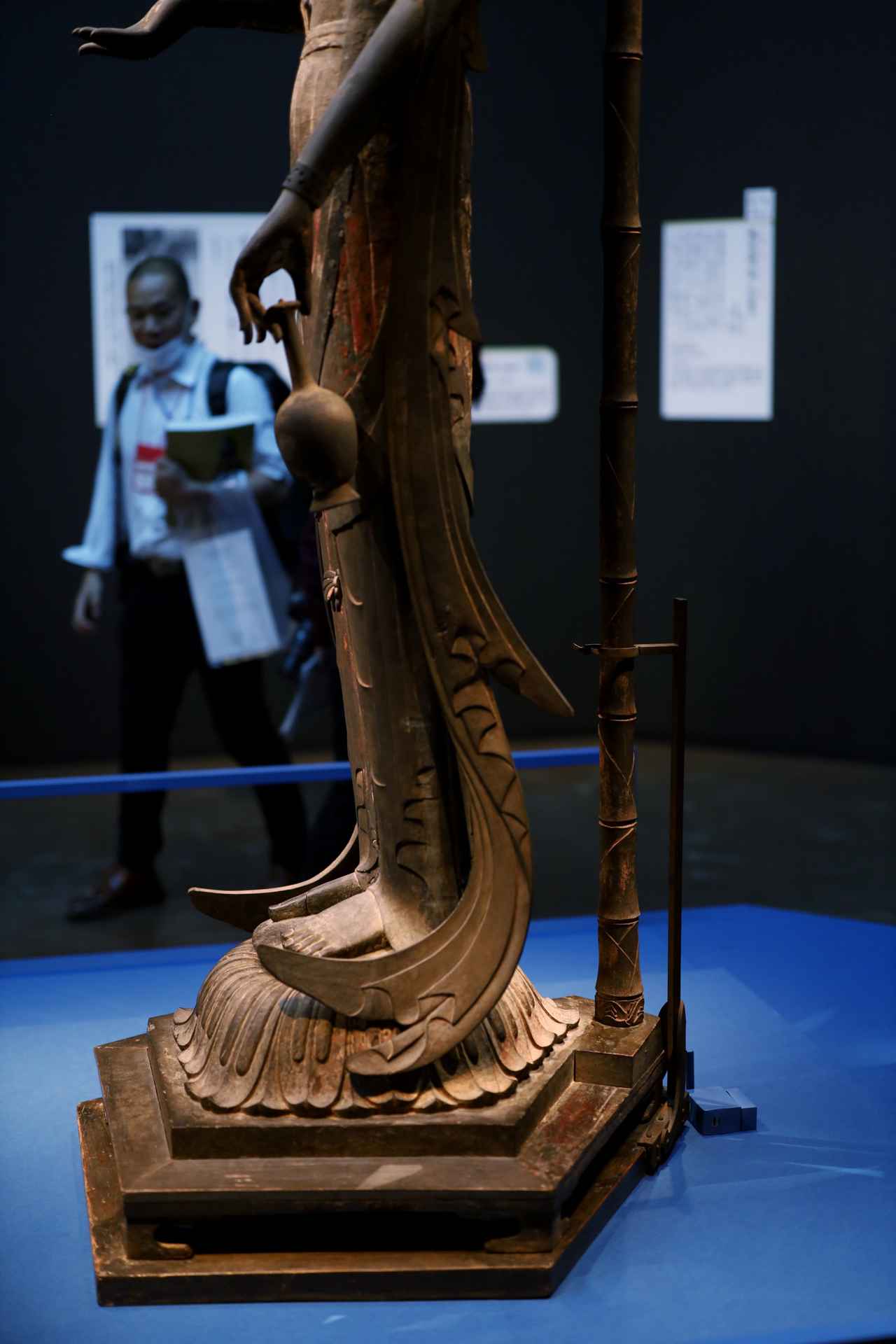 画像: 国宝 観音菩薩立像「百済観音」　飛鳥時代・7世紀　奈良・法隆寺（部分） 他に例がない不等辺五角形の台座。筍が竹へと成長して伸びる様を表した光背の支柱の最下部に、山を表す紋様が見える