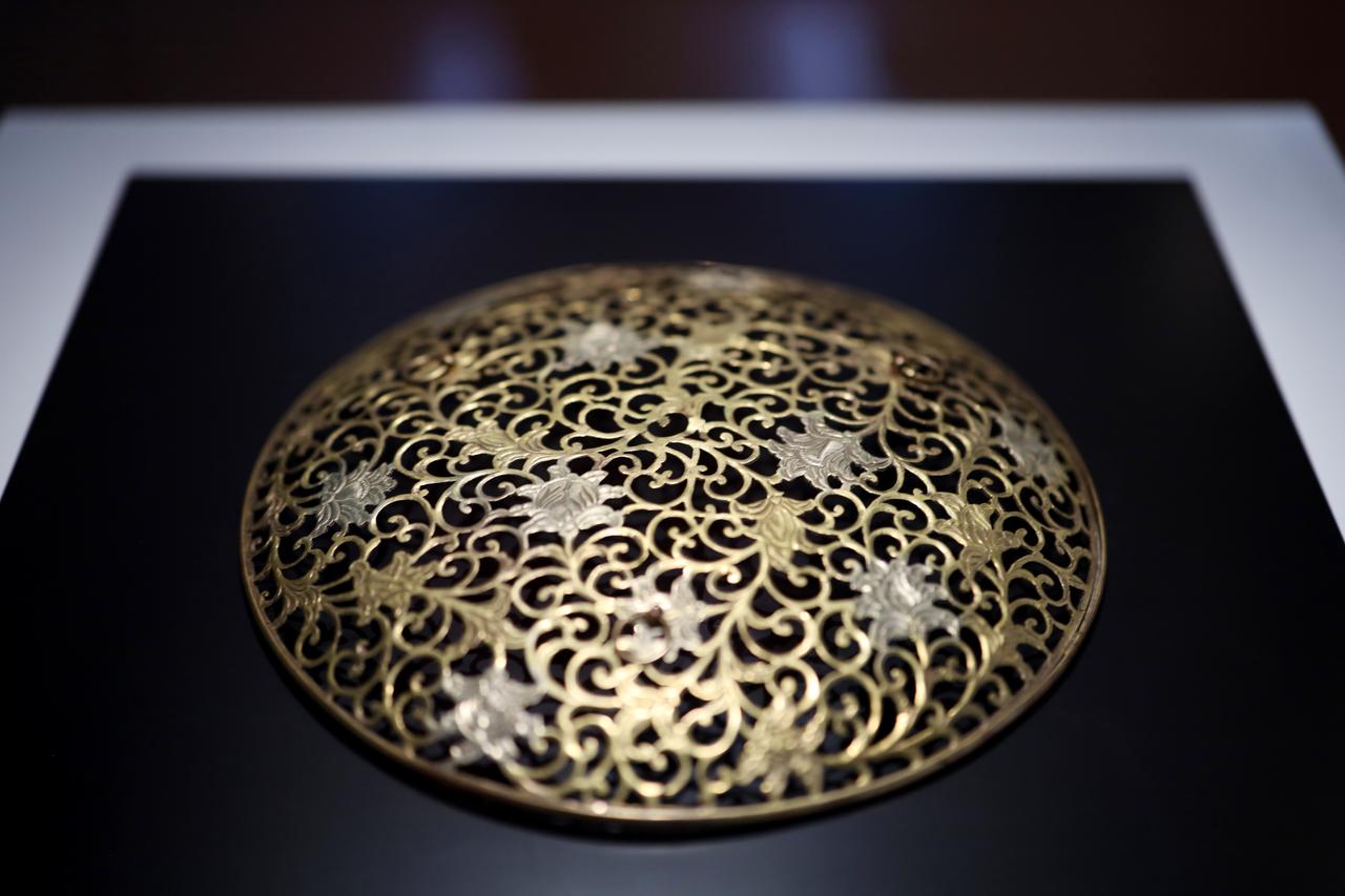 画像: 国宝　金銀鍍透彫華籠（16枚のうち1枚)　南北朝時代・14世紀　滋賀・神照寺 華麗な金銅の花籠は、平安時代から室町時代にかけて同じ意匠のものの全16枚揃い。この一枚は南北朝時代のもの